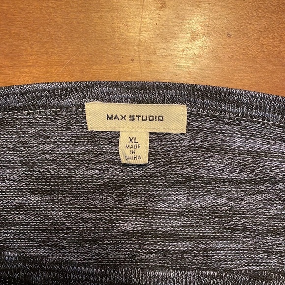 Max Studio Women’s Shirt, Size XL, front tie at bottom of shirt - Picture 3 of 3